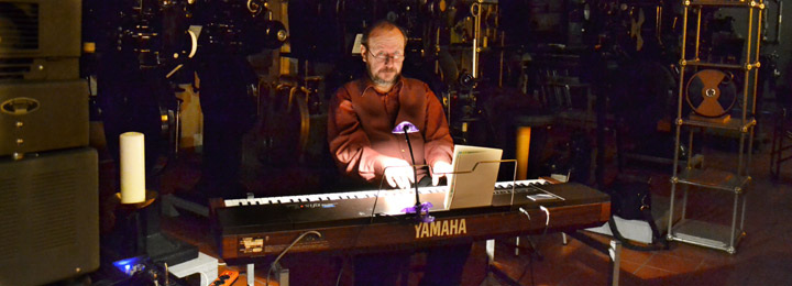 Wolfgang Zettl am Klavier im Kinomuseum Vollbüttel