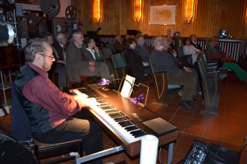 Wolfgang Zettl am Klavier im Kinomuseum Vollbüttel
