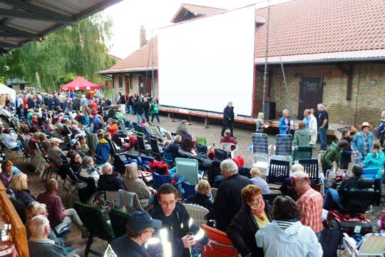 Publikum beim Freiluftkino 2012 im Kinomuseum Vollbüttel