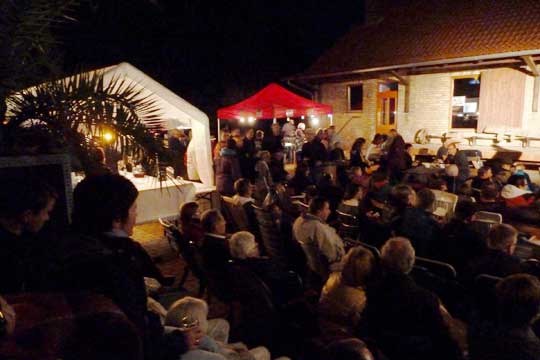Der Hof des Kinomuseums Vollbüttel beim Freiluftkino 2012 bei Nacht