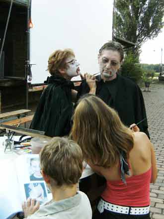 Vampir schminken beim Freiluftkino 2008 im Kinomuseum Vollbüttel