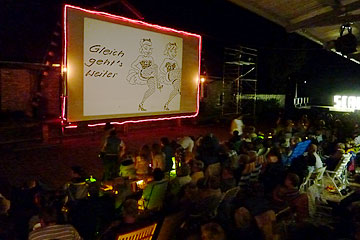 Leinwand beim Freiluftkino 2009 im Kinomuseum Vollbüttel