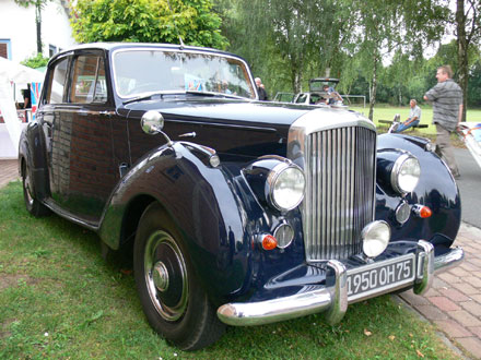 Die Bentley Limousine in voller Grösse beim Freiluftkino 2009 im Kinomuseum Vollbüttel