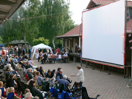 Publikum beim Freiluftkino 2009 im Kinomuseum Vollbüttel