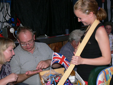 Bauchladen beim Freiluftkino 2009 im Kinomuseum Vollbüttel