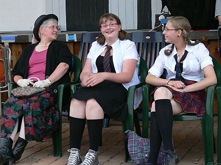 Junge Frauen in Schuluniform beim Freiluftkino 2009 im Kinomuseum Vollbüttel