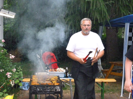 Der Grill vor dem grossen Ansturm beim Freiluftkino 2010 im Kinomuseum Vollbüttel