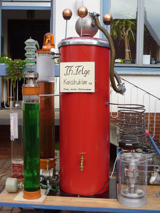 Eine Apparatur von Theodor Felge beim Freiluftkino 2010 im Kinomuseum Vollbüttel