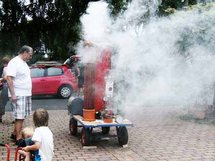 Die Apparatur von Theodor Felge in voller Aktion beim Freiluftkino 2010 im Kinomuseum Vollbüttel