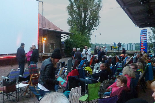 Publikum beim Freiluftkino 2014 im Kinomuseum Vollbüttel