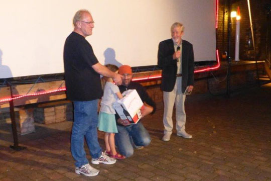 Verlosung einer DVD beim Freiluftkino 2014 im Kinomuseum Vollbüttel
