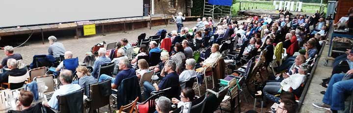 Publikum beim Freiluftkino 2017 im Kinomuseum Vollbüttel