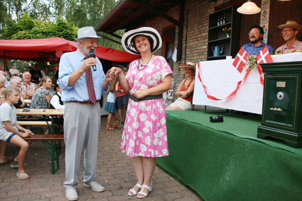 Die strahlende Siegerin des Yvonne Contest