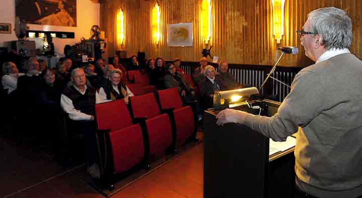 Thomas Garzke mit Publikum im Kinomuseum Vollbüttel